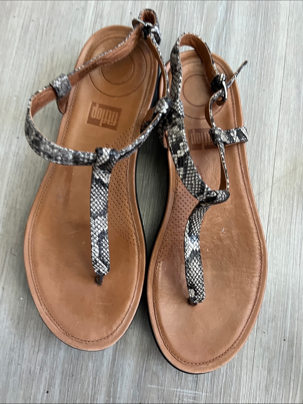 FitFlop womens Tia Toe-thong Sandals
 Snake-Print Straps Sz 7 summer vacation - Picture 3 of 8